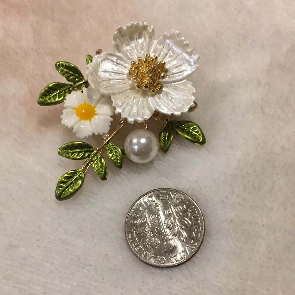 Flower Fashion  Pin Brooch NWT Faux Pearl 2x1.5” Gold Toned Metal Alloy - Picture 8 of 11